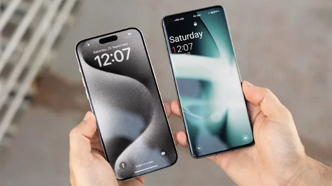 Khả năng hiển thị của iPhone 15 Pro Max và OnePlus 11