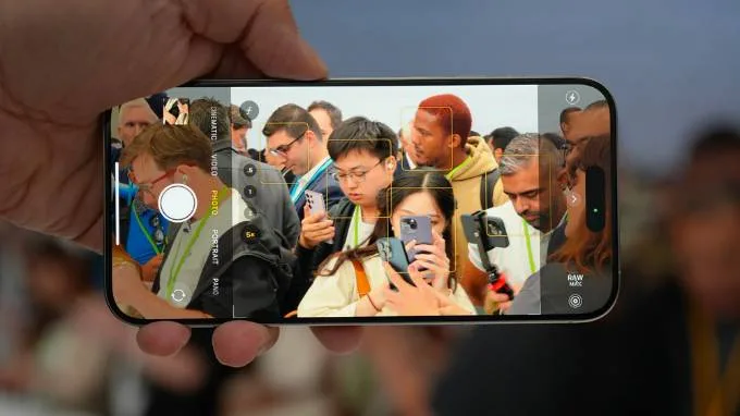 iPhone 15 Pro Max với camera Telephoto zoom 5X