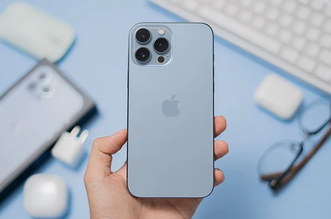iPhone 13 Pro Max cũ có kích thước lớn, ngoài hình sang trọng