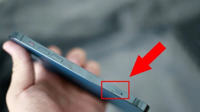 Lắp SIM trên iPhone 15 Pro Max