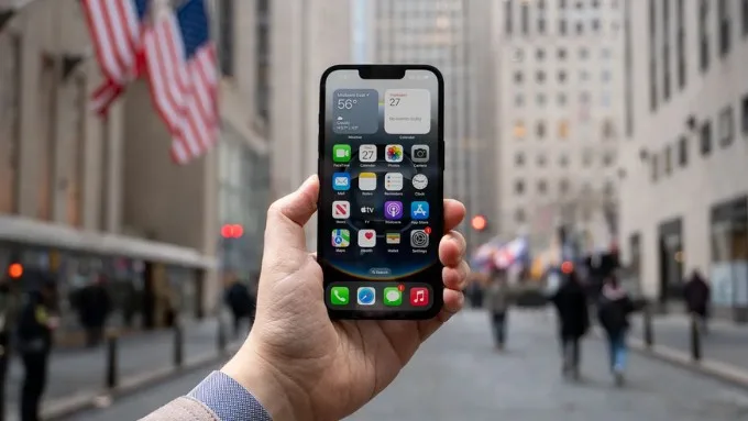 Màn hình hiển thị của iPhone 16e ở ngoài trời