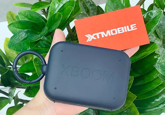 Tên dòng loa được in chìm ở mặt lưng của Loa LG XBoom Go PN1
