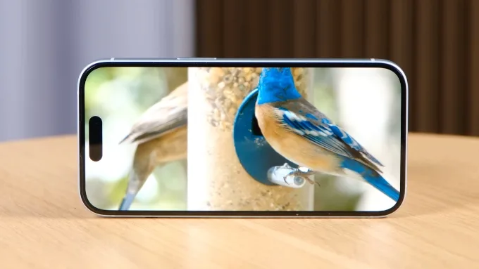 so sánh iPhone 16 và iPhone 15 đều thấy được cả 2 máy sở hữu màn hình hiển thị sắc nét