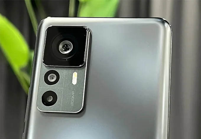 So sánh chi tiết iPhone 14 Pro Max và Xiaomi 12T Pro: Mặt lưng