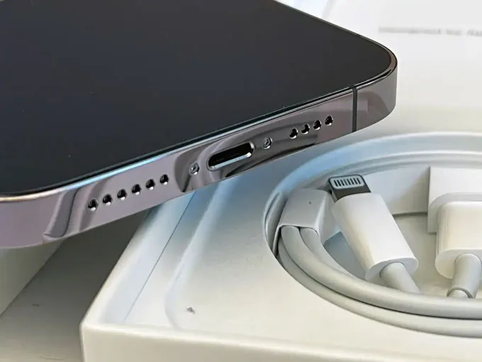 Tổng hợp hình ảnh thực tế của iPhone 14 Pro Max: cổng sạc