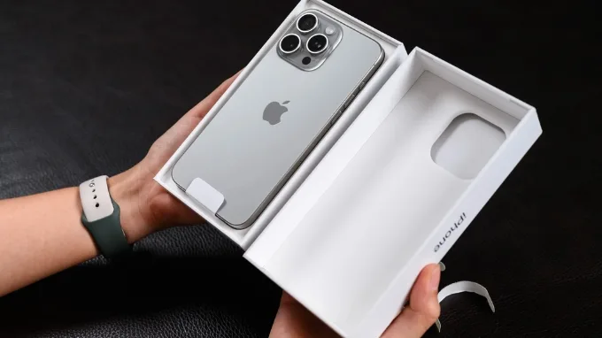 Điện thoại iPhone 15 Pro Max Titan Tự Nhiên bên trong
