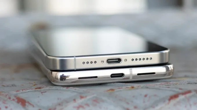 iPhone 15 Pro Max cũng được trang bị USB-C như Pixel 8 Pro