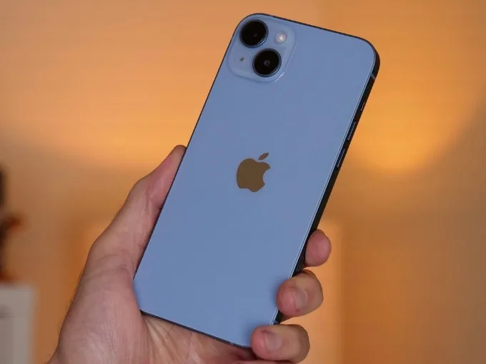 iPhone 14 Plus là chiếc điện thoại có kích thước lớn