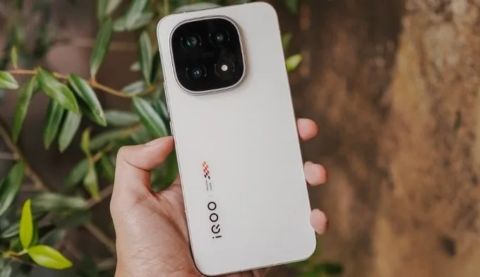 Thiết kế bên ngoài iQOO 15