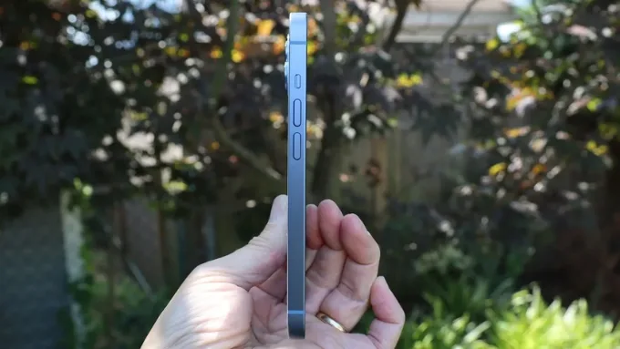 Đánh giá iPhone 14 về cầm tay thực tế