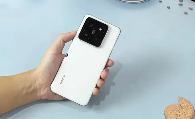 Xiaomi cũng có thiết kế cao cấp tương tự với mặt trước và sau bằng kính