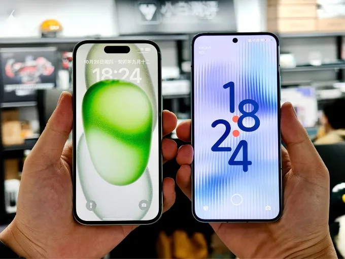 Mặt trước của iPhone 15 (trái) và Xiaomi 14 (phải)