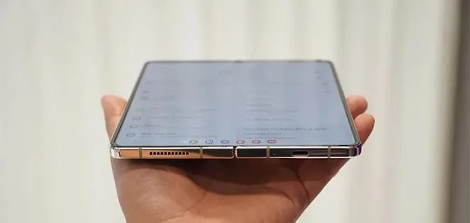 So sánh chi tiết iPhone 14 Pro Max và Galaxy Z Fold 4: Màn hình