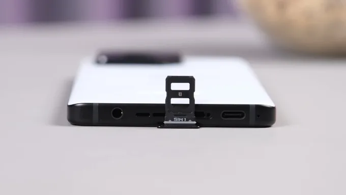 Cả 2 mẫu điện thoại đều được trang bị viên pin với dung lượng lớn, đáp ứng tốt các tác vụ thường ngày