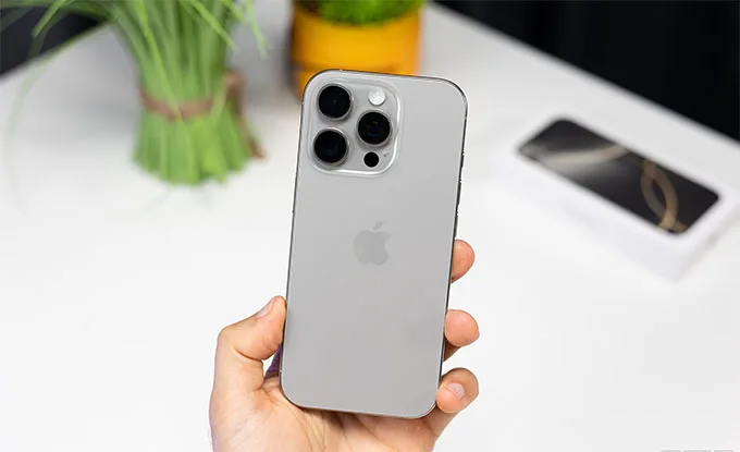 iPhone 16 Pro có thiết kế cao cấp với mặt trước và mặt sau bằng kính