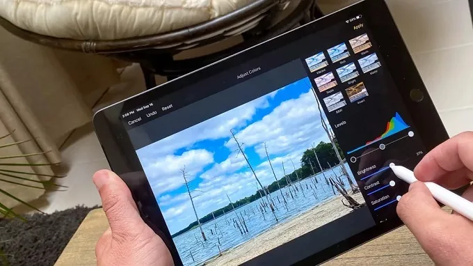 Apple Pencil và Smart Keyboard trên iPad Gen 8