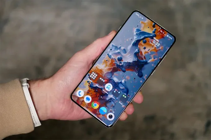 Màn hình là nơi OnePlus 13 dẫn đầu rõ ràng