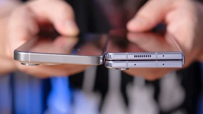 Kích thước của iPhone 15 Pro Max và Galaxy Z Fold 5