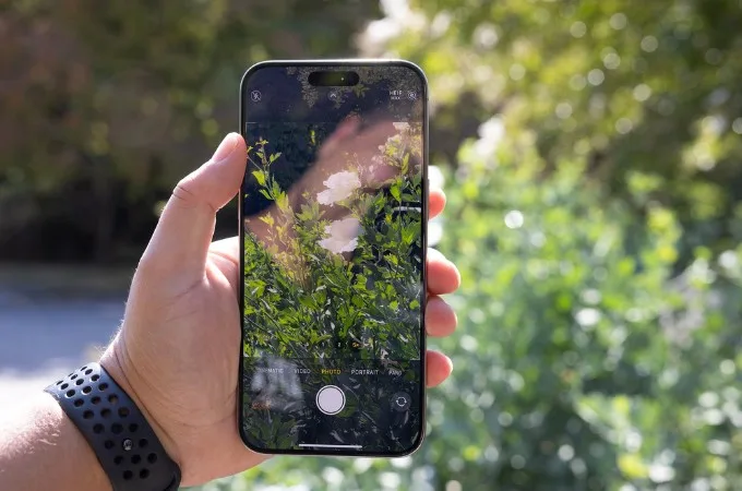 Tại sao ảnh chụp trên iPhone 15 Pro Max lại bị tối