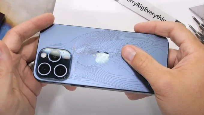 Loa iPhone 15 bị rè do bị va đập