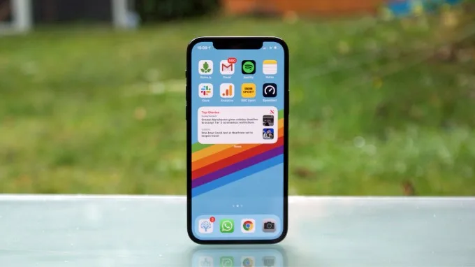 iPhone 12 Pro có độ sáng kém hơn iPhone 15