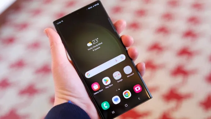 Màn hình Galaxy S23 Ultra cũng không kém đối thủ