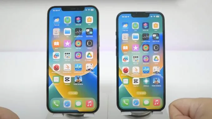 iPhone 12 Pro Max và iPhone 14 đều có khả năng hiển thị tốt
