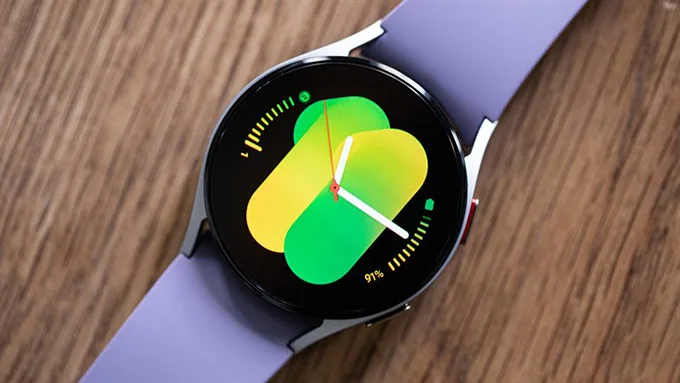 Galaxy Watch 5 có khả năng hiển thị gần tương tự như Apple Watch SE 2