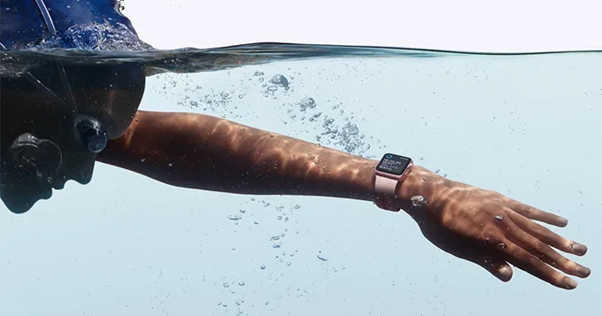 Cả Galaxy Watch 5 và Apple Watch SE 2 đều có thể hoạt động dưới nước