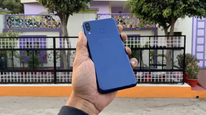 Cả Galaxy A20 và Galaxy M20 có thiết kế tương đồng