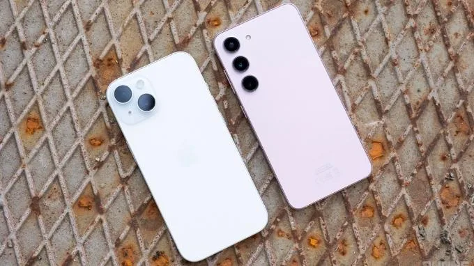 So sánh thiết kế Samsung S23 và iPhone 15