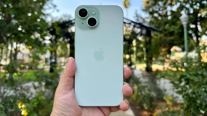 iPhone 15 có kích thước nhỏ gọn, dễ cầm nắm