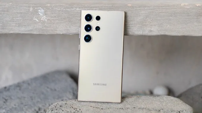 Thiết kế của Galaxy S24 Ultra so với iPhone 15 Pro Max