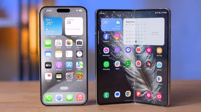 Màn hình của iPhone 15 Pro Max và Samsung Z Fold 5