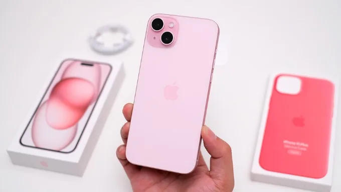 Mặt lưng iPhone 15 Plus có phần lồi ra nhiều hơn