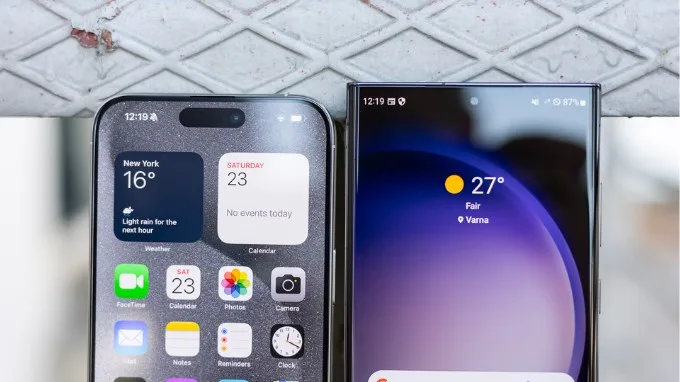 Cận cảnh màn hình iPhone 15 Pro Max so với Galaxy S23 Ultra