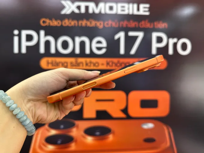 Cầm trên tay iPhone 17 Pro Max là cảm giác chắc chắn và nhẹ nhàng hơn nhờ khung hợp kim nhôm nguyên khối mới