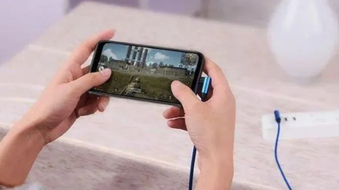 Không vừa sạc vừa chơi game