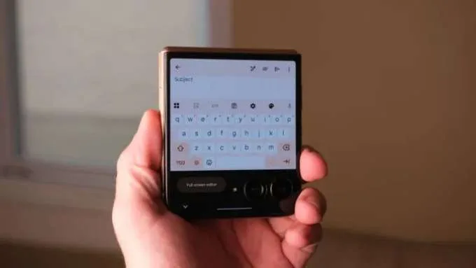 Sử dụng phím tắt trên Android và giữ phím “?123” và vuốt để chọn ký hiệu