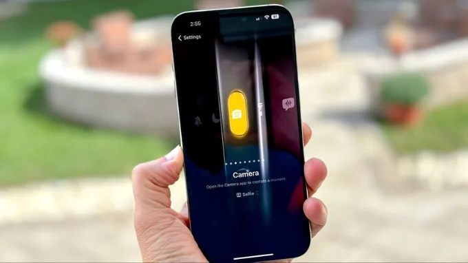 Dùng nút Action Button để truy cập nhanh vào camera