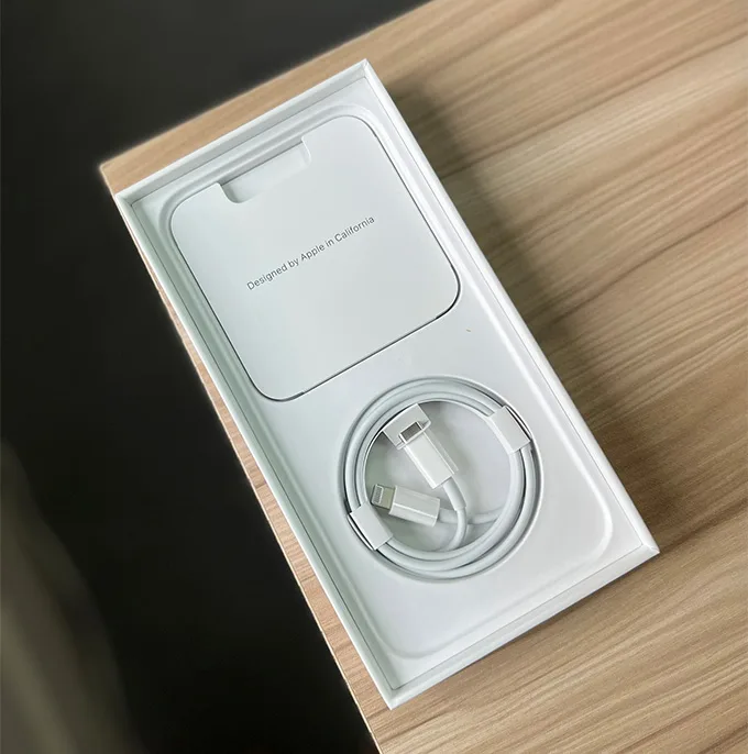 Hộp đựng của iPhone 14 Pro Max chỉ tặng kèm dây sạc