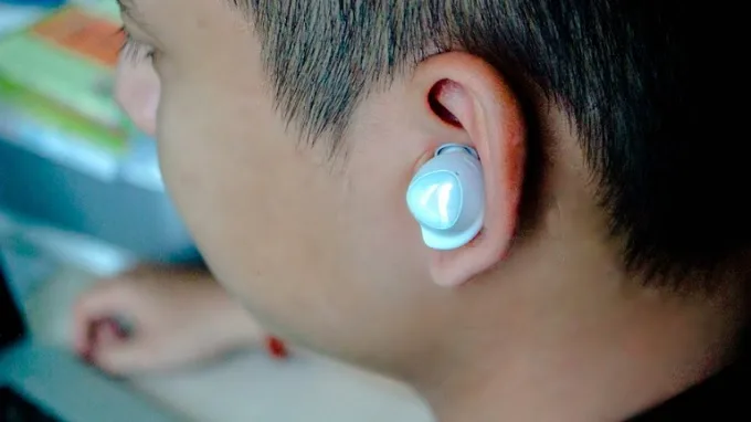 Tai nghe Samsung khá nhỏ gọn và chắc chắn
