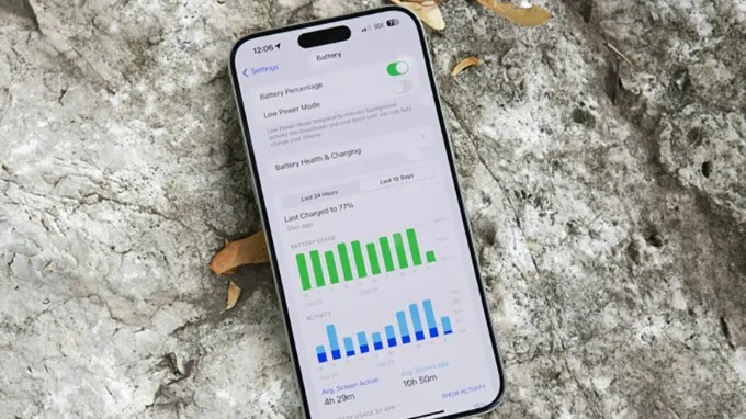 Dung lượng pin trên Samsung S24 Ultra và iPhone 15 Pro
