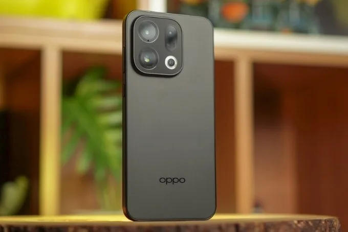 thiet-ke-ben-ngoai-cua-oppo-find-x9-xtmobile