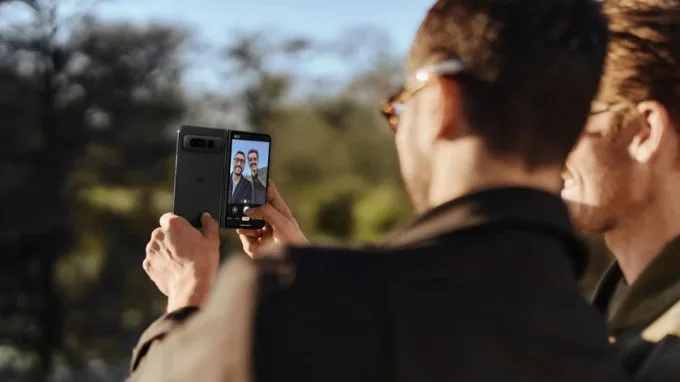 Camera tự sướng bên ngoài Google Pixel Fold