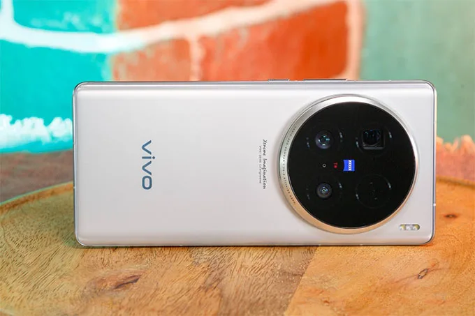 VivoX100 Ultra có mặt trước và mặt sau bằng kính được hỗ trợ bởi khung nhôm