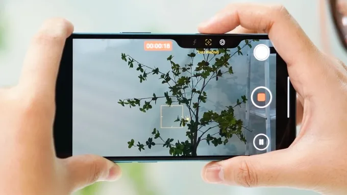 Đi kèm với phần cứng camera là sự xuất hiện đột phá của nút Camera Control