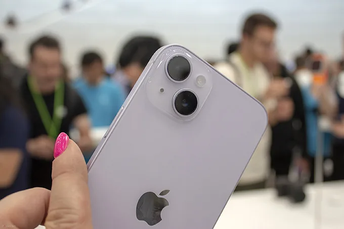 iPhone 14 Plus sở hữu bộ đôi camera ở mặt sau