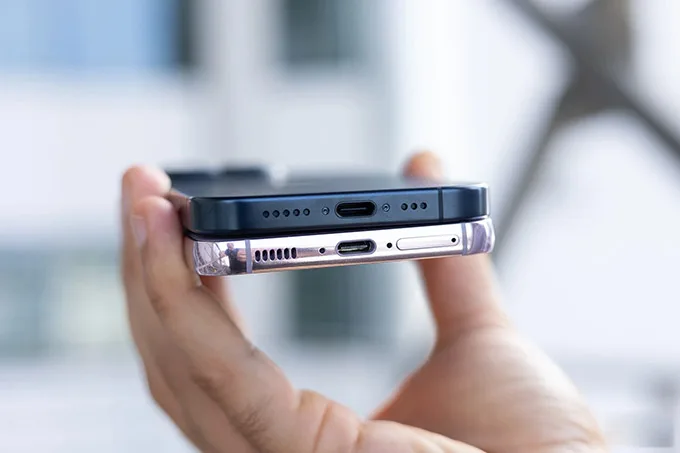 So sánh thời lượng pin và cổng sạc iPhone 15 Pro và Galaxy S23