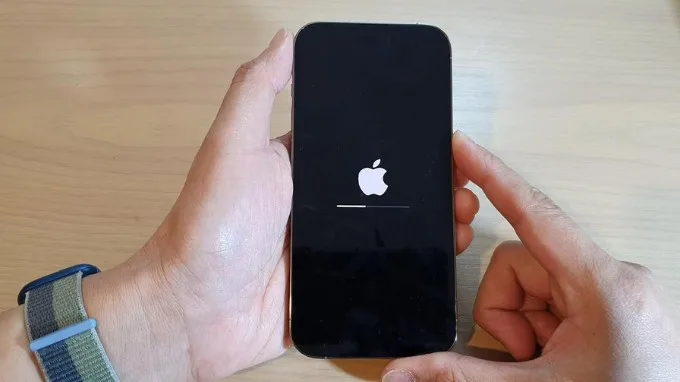 iPhone 15 Pro Max gặp sự cố treo máy